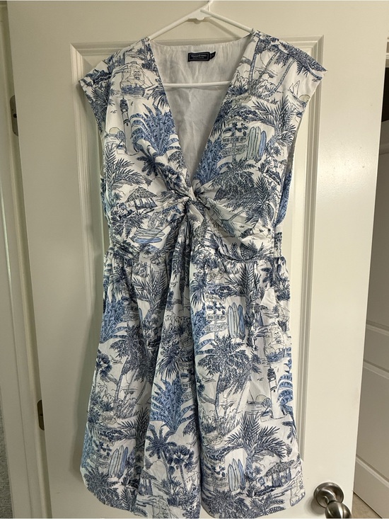 Vineyard Vines Dresses & Skirts - Vineyard Vines White Linen Top with Black Label